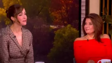 Alice + Olivia Chara Robe midi évasée portée par Ana Navarro comme on le voit dans The View le 10 octobre 2025