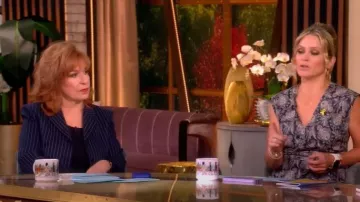 Chaqueta de traje ajustada de crepé a rayas de Theory usada por Joy Behar como se ve en The View el 10 de octubre de 2025