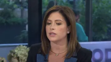 Alice + Olivia Mya Blazer cruzado usado por Chloe Melas como se ve en Today el 10 de octubre de 2025