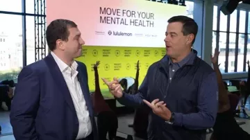 Chaqueta acolchada híbrida Stealth de Cutter & Buck usada por Carson Daly como se ve en Today el 10 de octubre de 2025