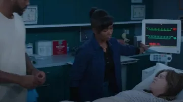 Top de manga larga con estampado de cuadros Xirena usado por Simone Griffith (Alexis Floyd) como se ve en Anatomía de Grey (S22E01)