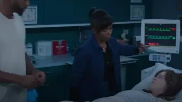 Haut boutonné à manches longues à imprimé carreaux Xirena porté par Simone Griffith (Alexis Floyd) comme on le voit dans Grey’s Anatomy (S22E01)
