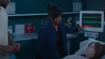 Michael Lauren Vance Henley en noir porté par Simone Griffith (Alexis Floyd) comme on le voit dans Grey’s Anatomy (S22E01)