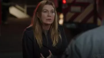 Gabardina cruzada Kensington de Burberry usada por Meredith Grey (Ellen Pompeo) como se ve en Anatomía de Grey (S22E01)