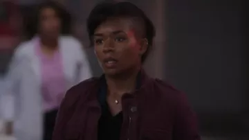 Aretes de círculo abierto 'Karma' de Silpada en plata de ley usados por Simone Griffith (Alexis Floyd) como se ve en Anatomía de Grey (S22E01)