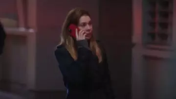 Funda de cuero para teléfono Maison de Sabre utilizada por Meredith Grey (Ellen Pompeo) como se ve en Anatomía de Grey (S22E01)
