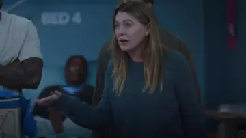 Suéter de cachemira The Row Jayad usado por Meredith Grey (Ellen Pompeo) como se ve en Anatomía de Grey (T22E01)