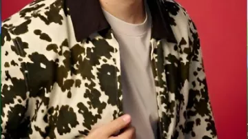 Chaqueta con estampado de vaca usada por Max Cooper en la temporada 28 de The Voice