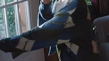 Cárdigan colorblock usado por Evie (Aimee Lou Wood) en Film Club