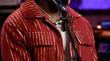 Chaqueta roja Stiped usada por Kenny Iko en The Voice S28
