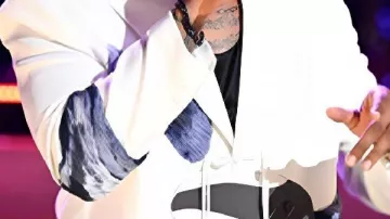 Blazer estampado de ballena blanca usado por Kanard Thomas en The Voice S28