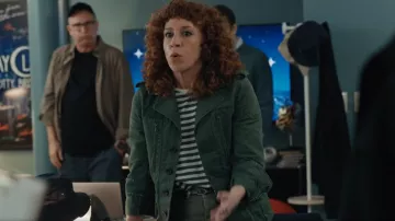 Parka Zadig & Voltaire Klimi portée par Kathy Griffin vue dans Elsbeth (S03E01)