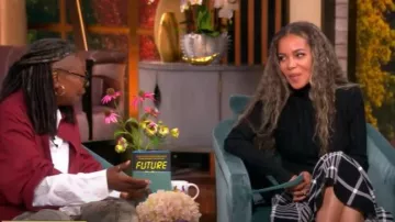 Pull à col roulé Toccin Nancy Pointelle porté par Sunny Hostin comme on le voit dans The View le 13 octobre 2025