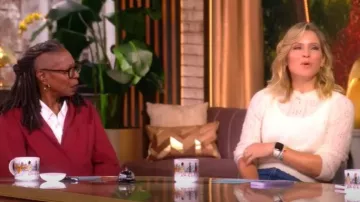 Doen Emiliana Pull en maille pointelle en alpaga mélangé porté par Sara Haines comme on le voit dans The View le 13 octobre 2025