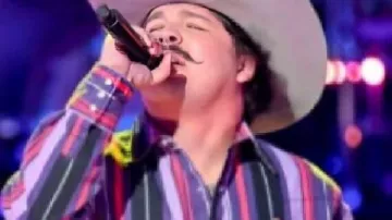 Camisa a rayas moradas y negras de The Voice usada por (Austin Gilbert) como se ve en The Voice (T28)