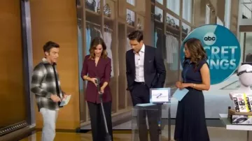 Chaleco de suéter musculoso de mezclilla con cuello Maeve usado por Morgan Norwood como se ve en Good Morning America el 9 de octubre de 2025