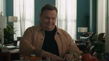 Camisa de tareas tejidas Good Fellow usada por Mickey como se ve en Elsbeth (S03E01)