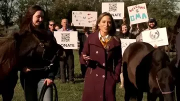 Guess Manteau Walker à double boutonnage porté par Rhiannon Ally tel qu’on le voit dans Good Morning America le 10 octobre 2025