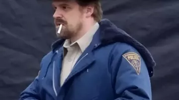 Stranger Things S02 David Harbour Chaqueta con capucha usada por Jim Hopper (David Harbour) como se ve en Stranger Things (S02)