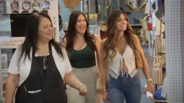 Le haut sans manches écru de Kooples porté par Alison Victoria vu dans Sin City Rehab (S01E04)