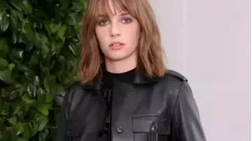 Maya Hawke Stranger Things Manteau en cuir noir porté par Maya Hawke comme on le voit dans Stranger Things