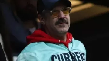 ACTUEL La veste en satin portée par Jason Sudeikis dans Jason Sudeikis a fait pleurer Jimmy en regardant Ted Lasso | Le Tonight Show