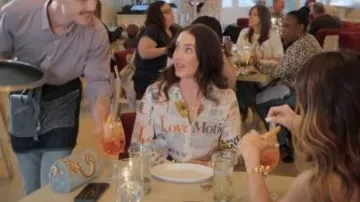 Camiseta de periódico de manga larga Desigual usada por Camille como se ve en Sin City Rehab (S01E04)