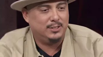 Access Daily Gutierrez Veste d’entraîneur kaki portée par (Cristian E. Gutierrez) comme on le voit dans Access Daily (S13E15)