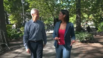 Alice + Olivia Macey Blazer ajusté en jean porté par Dana Jacobson tel qu’on le voit dans CBS Mornings le 12 octobre 2025