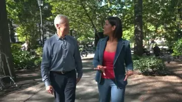 Alice + Olivia Macey Blazer ajusté en jean porté par Dana Jacobson tel qu’on le voit dans CBS Mornings le 12 octobre 2025