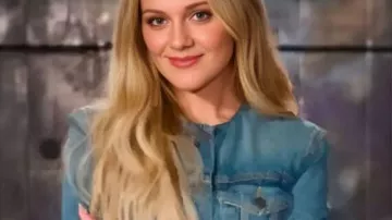 Chaqueta sin cuello de mezclilla The Voice usada por Self - Coach (Kelsea Ballerini) como se ve en The Voice (T28)