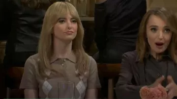 Suéter de cuello de polo con estampado de diamantes de mango usado por Sarah Sherman como se ve en Saturday Night Live (S51E01)