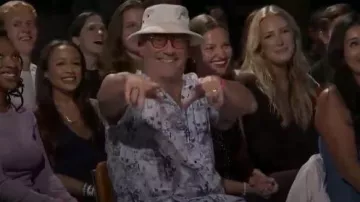 Chemise à manches courtes en lin Vilebrequin Riviera portée par Jon Hamm vue dans Saturday Night Live (S51E01)