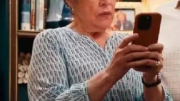 Matlock Kathy Bates Top azul estampado usado por Madeline 'Matty' Matlock (Kathy Bates) en Matlock (S02)