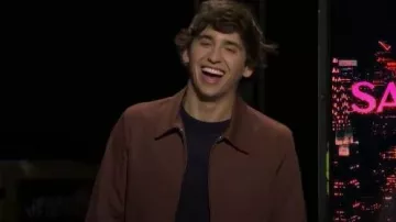 Sandro Cotton Jacket usado por Marcello Hernandez como se ve en Saturday Night Live (S51E01)