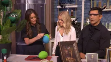 Numi La blusa abotonada Simone utilizada por Kelly Ripa como se ve en LIVE with Kelly and Mark el 8 de octubre de 2025