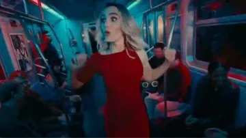 Jacquemus Red Les Rayures La Mini Robe Drapeado'Minivestido usado por Chloe Fineman como se ve en Saturday Night Live (S51E01)