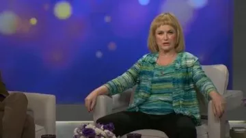 Top azul verde de talla grande de Black Label Evan Picone usado por Amy Poehler como se ve en Saturday Night Live (S51E02)