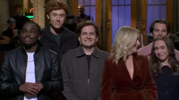 Chaqueta bomber Theory usada por Jeremy Culhane como se ve en Saturday Night Live (S51E02)