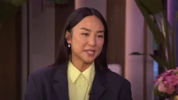 Chemise Still Kelly Classic Fit portée par Greta Lee comme on le voit en LIVE avec Kelly et Mark le 10 octobre 2025