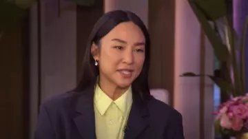 Still Kelly Classic Fit Shirt usada por Greta Lee como se ve en LIVE with Kelly and Mark el 10 de octubre de 2025