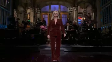 Pantalones Corette de Nili Lotan usados por Amy Poehler como se ve en Saturday Night Live (S51E02)
