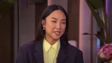 Chaqueta a medida a rayas Still Kelly usada por Greta Lee como se ve en VIVO con Kelly y Mark el 10 de octubre de 2025