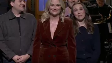 Polo de doble capa de Zara usado por Veronika Slowikowska como se ve en Saturday Night Live (S51E02)