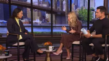 Pantalones a rayas Still Kelly usados por Greta Lee como se ve en LIVE with Kelly and Mark el 10 de octubre de 2025