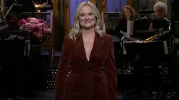 Blazer marrón de Nili Lotan usado por Amy Poehler como se ve en Saturday Night Live (S51E02)