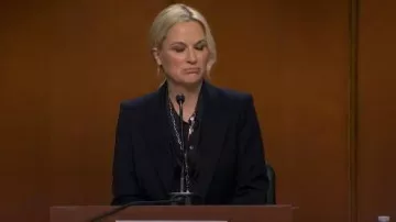 Chemise boutonnée en soie extensible Vince portée par Amy Poehler comme on le voit dans Saturday Night Live (S51E02)