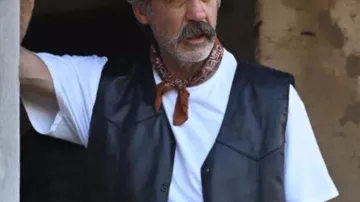 Crossroad Springs S1 Gilet noir Shaun Johnston (Shaun Johnston) à Crossroad Springs (S01E06)