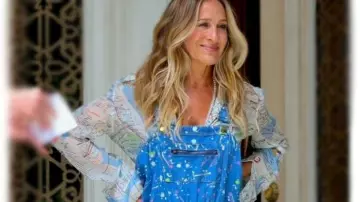 And Just Like That S03 Carrie Bradshaw Splatter Print Overalls of Carrie Bradshaw (Sarah Jessica Parker) in And Just Like That… (S03E12)