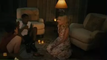 Vestido midi de Saison Sedona usado por Chloe Fineman como se ve en Saturday Night Live (T51E02)